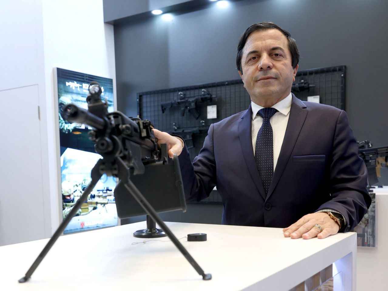 <p>Şu ana kadar yaptıkları ürünlerin hepsinin tasarımının ve üretiminin KaleKalıp tarafından gerçekleştirildiğine dikkati çeken Akkoç, "Silahlarımızın bütün parçaları Türkiye'de üretiliyor. Yerlilik oranımız yüzde 100. KaleKalıp olarak kritik parçaları biz üretiyoruz. Diğer parçaları da alt yüklenicilerimiz üstlenmiş durumda." diye konuştu.</p>