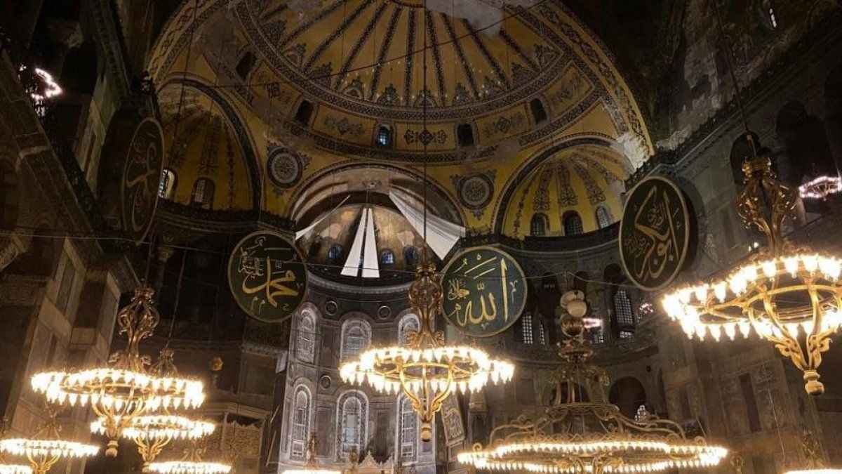 <p>Ayasofya Camii içine sığmayan cemaat dışarda namazlarını eda etti.</p>