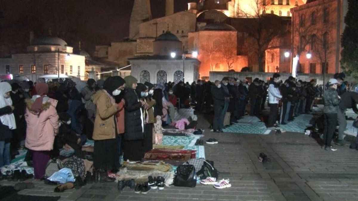 <p><strong>AYASOFYA'DA YILIN İLK NAMAZI</strong></p>
<p>İstanbul’da birçok cami doldu taştı.</p>
<p>Yeni yılın ilk sabah namazını Diyanet İşleri Başkanı Ali Erbaş Ayasofya Cami’nde vatandaşlarla birlikte kıldı.</p>