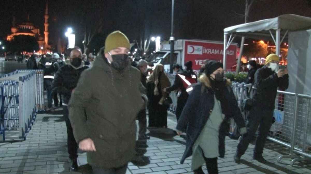 <p>Türkiye'de yeni yıl, eğlence mekanlarında olduğu kadar ibadethanelerde de karşılandı.</p>