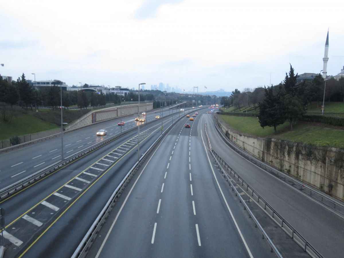 Keşke İstanbul her gün böyle olsa! Yollar boş kaldı...