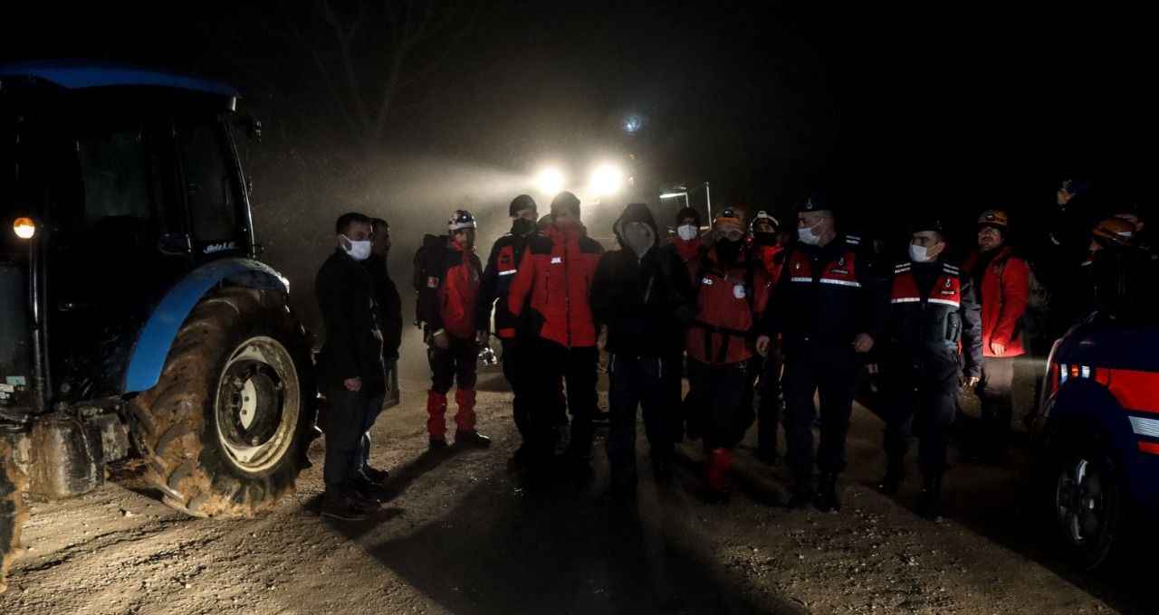 <p>Kaybolan kişiyle telefon görüşmesi gerçekleştiren jandarma ekipleri, Sepehizade'nin Kestel ilçesi Alaçam mevkisinde olduğunu tespit etti. Çalışma başlatan ekipler, şahsa Gavurpınarı mevkisinde ulaştı.</p>
<p>Bölgenin sarp ve yamaç olması nedeniyle Sepehizade'yi köylülerin traktörüyle indiren ekipler, daha sonra sağlık ekiplerine teslim etti.</p>