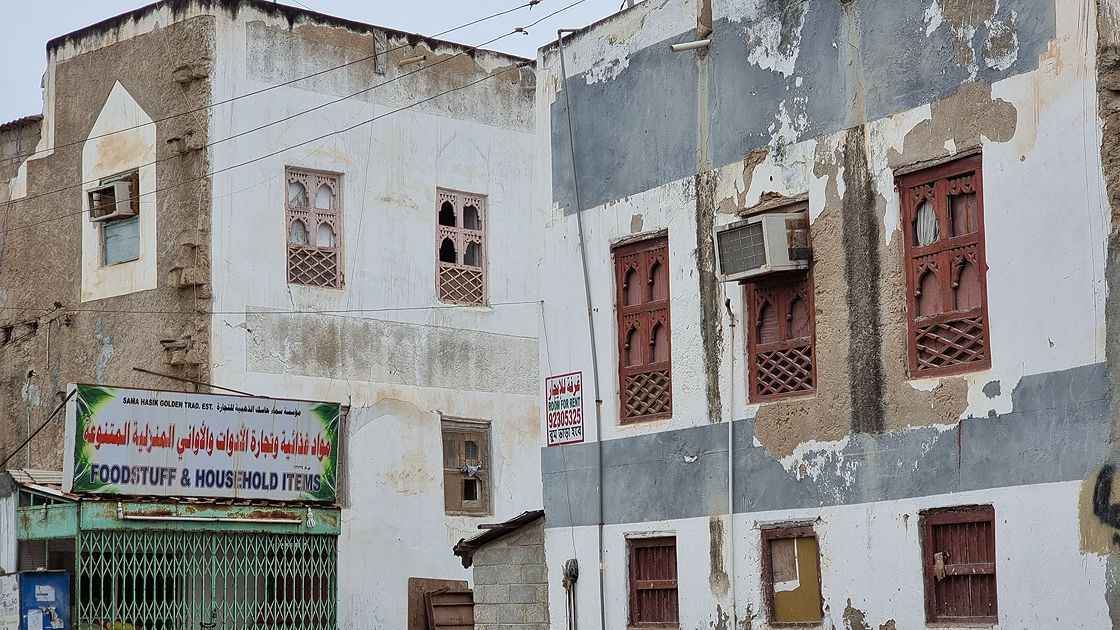 <h3>Evlerde ve mahallede İslam mimarisinin izleri</h3>
<p>Umman'ın eski mahalleleri İslam mimarisinin ruhunu yansıtıyor.</p>
<p>Tarih araştırmacısı Salim bin Akil Mukaybil, Zufar'daki mahallenin de İslam toplumundaki mahallelerin bir parçası olduğunu belirtti.</p>
<p>Mahalledeki evlerin hava akımı olması amacıyla denize bakan güneye cephesi yönünde sıralandığını kaydeden Mukaybil, evlerin dairesel ya da kare şeklinde inşa edildiğini, caminin de bu mahallelerin buluşma noktası olduğunu dile getirdi.</p>
<p>Mukaybil, "Şimdi eski bir caminin önündeyiz. 1774 yılında inşa edilen Akil Camisi, Zufar vilayetine bağlı Selale kentinin en eski camilerinden biri olarak kabul edilir. Cami 10 yıl önce yeniden restore edilmesine rağmen eski İslami üslubu koruyor." diye konuştu.</p>
<p>Evlerin ana girişlerinin güneye baktığını ve pencerelerin dikdörtgen şekilde, İslami üslupta tasarlandığını aktaran Mukaybil, mahalle evleri arasındaki uyum ve mahremiyete ilişkin şunları söyledi:</p>