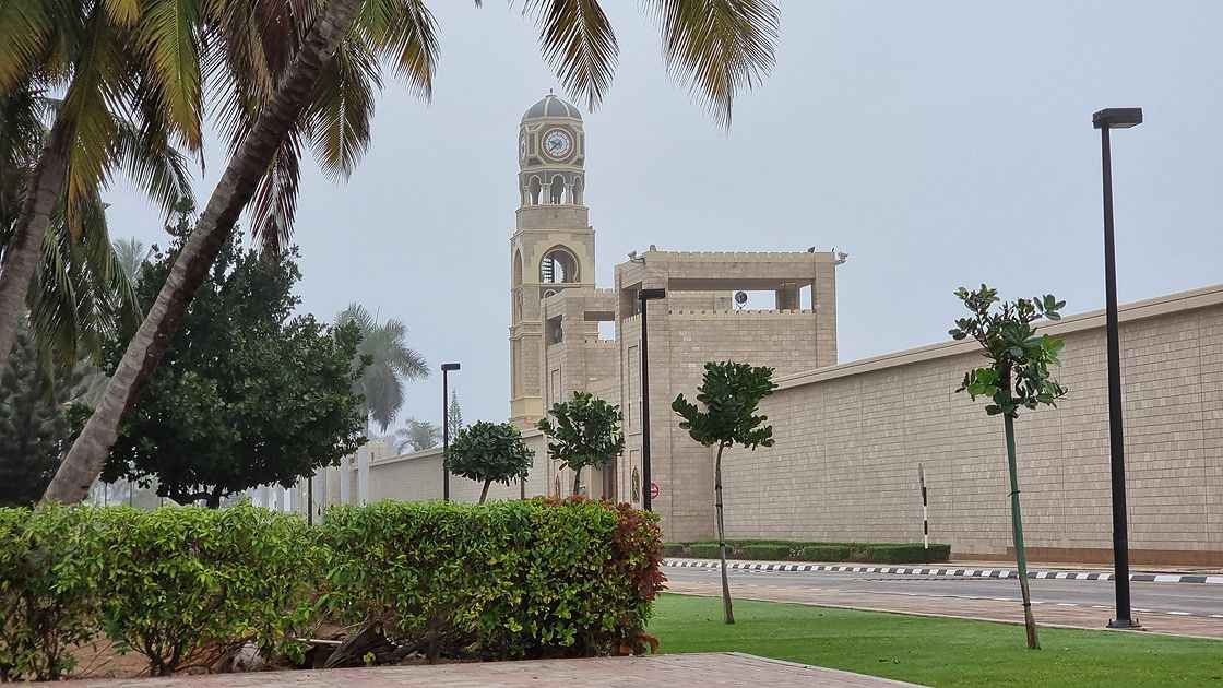 <p>"Zufar evlerinin güzelliği hepsinin birbirinden ayrı olarak inşa edilmesi ve deniz havası girebilmesi için evler arasında koridor adı verilen yaklaşık iki metre mesafe bırakılmasında yatıyor."</p>
<p>Mukaybil, bu koridorların arkadaki diğer evlere hava akımının kesilmemesini sağladığına ve İslam mimarisini farklı kılan şeyin bu olduğuna dikkati çekti.</p>