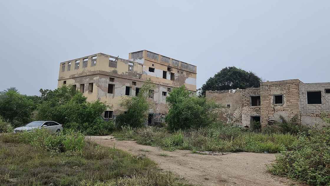 <h3>Evler, çevreyle uyumlu yerli malzemelerden</h3>
<p>Zufar'daki mimarinin, İslam dünyasındaki mimarinin ayrılmaz bir parçası olduğunu kaydeden Mukaybil, bu mahallelerde evlerin ve camilerin kireçle boyandığını ifade etti.</p>
<p>Evlerin kişilerin ekonomik seviyesine göre tasarlandığını söyleyen Mukaybil, durumları çok iyi olmayanların evlerinin güney cephesinde iki veya üç odaları bulunduğuna, geri kalan kısmın ise açık olduğuna işaret etti.</p>
<p>Maddi durumu iyi veya geniş bir aileye sahip olanların ise genellikle iki katlı veya üç katlı evlere sahip olduğunu belirten Mukaybil, İslami mimaride tuvaletlerin genellikle evlerin kuzey köşesinde, batı veya doğu tarafına bakacak şekilde yer aldığını, bunun da güneyden gelen havanın evde kötü kokuya neden olmasını engellemek için yapıldığını dile getirdi.</p>
<p>Mukaybil, evlerin yapımında yerel malzemeler kullanıldığını belirterek, şunları kaydetti:</p>