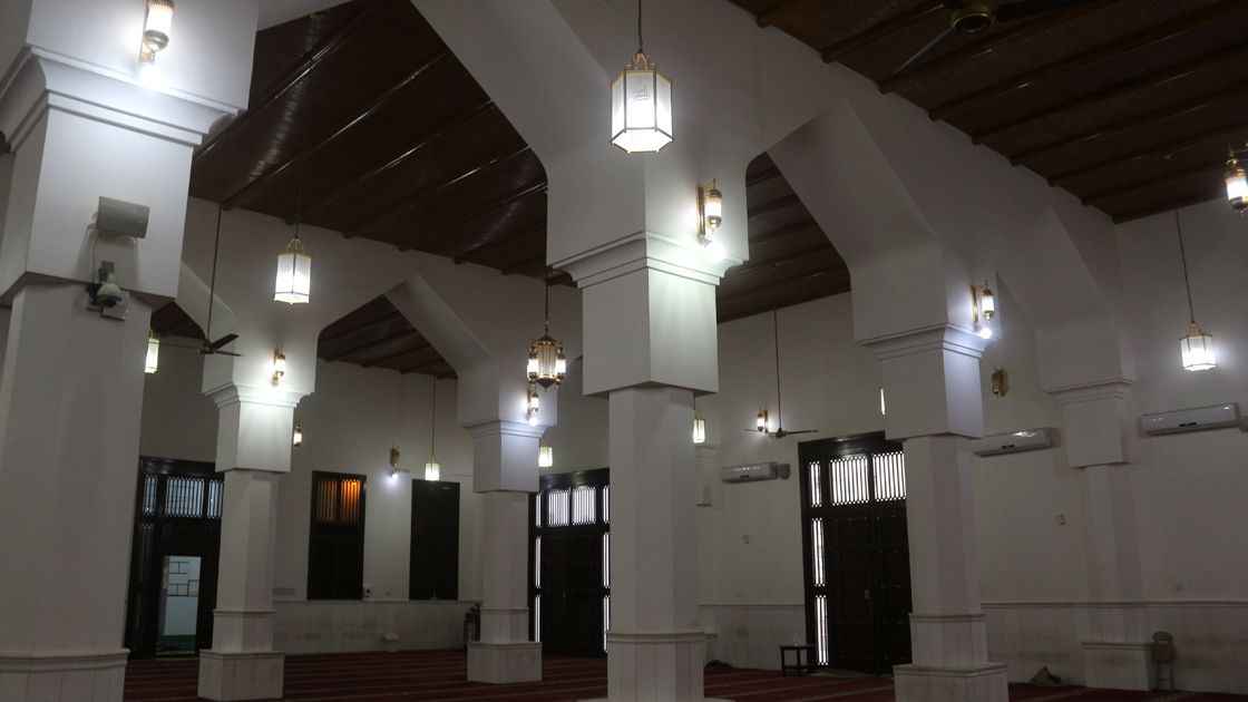 <p>"Öncelikle evlerin yapımında genişliği ve yüksekliği yaklaşık 30 santimetre, uzunluğu yaklaşık yarım metreye ulaşan kesme ve kireç taşlarının yanı sıra kireç harcı kullanılmıştır. Çatılarda ise Hindistan cevizi ağaçlarının yanı sıra dağdan getirilen özel ağaçların kerestesi kullanılıyor, çünkü uzun ömürlü olması için ağaçların yaşlı olması gerekiyor."</p>