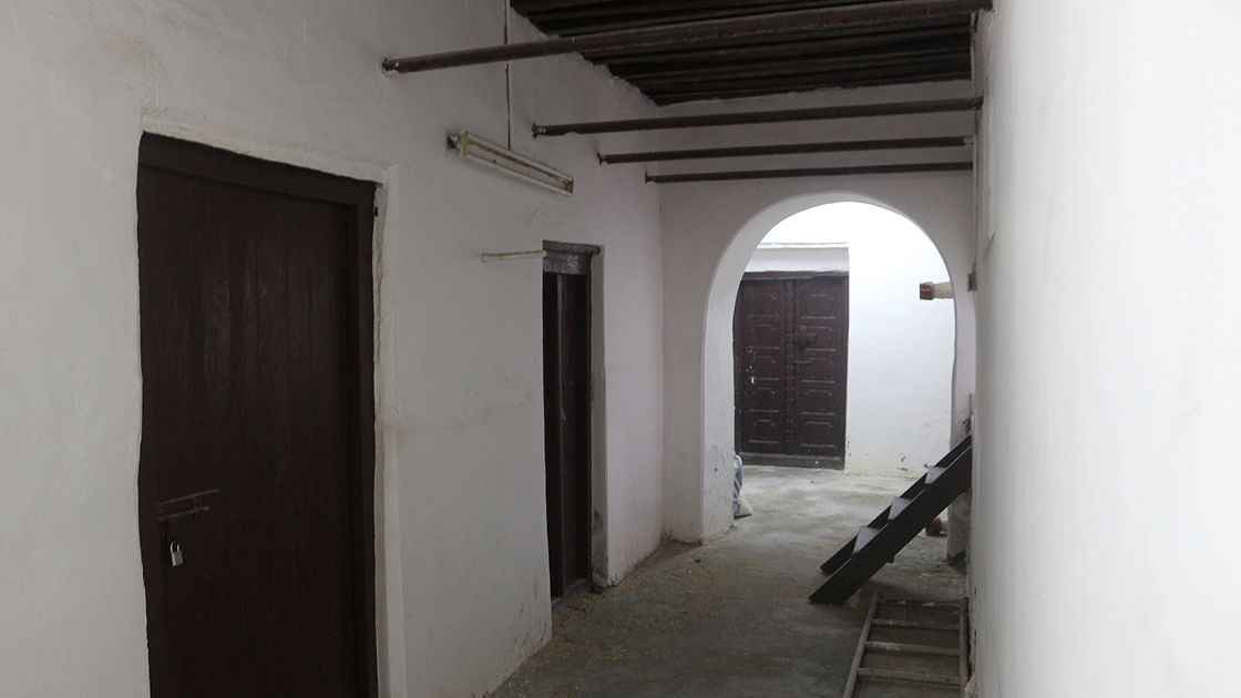 <p>Mukaybil, Zufar'daki en eski evin 300 yıllık olduğunu ve Akil Camisi'nin arkasında bulunduğunu söyledi.</p>