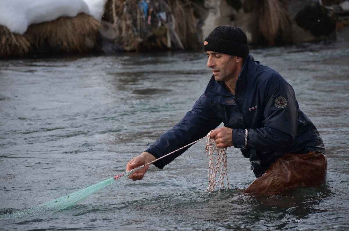 <p><strong>EKSİ 21 DERECE HAVADA GİYDİKLERİ TULUMLAR SAYESİNDE BALIK AVLIYORLAR</strong></p>
<p><br />Kilosunu 25 liradan satarak geçimini sağlayan yöre halkı, soğuk havalara aldırış etmeden giydikleri tulumlar sayesinde 2 metreyi bulan derinliklerde alabalık avlamaya çalışıyor.</p>
<p>Yaz-kış balık avlayarak geçimini sağlayan Mehmet Gükçe, sabahın ilk ışıklarıyla beraber Günyüzü ve Başaran köyleri arasındaki mevkide balık avlamaya çalıştıklarını söyledi.</p>