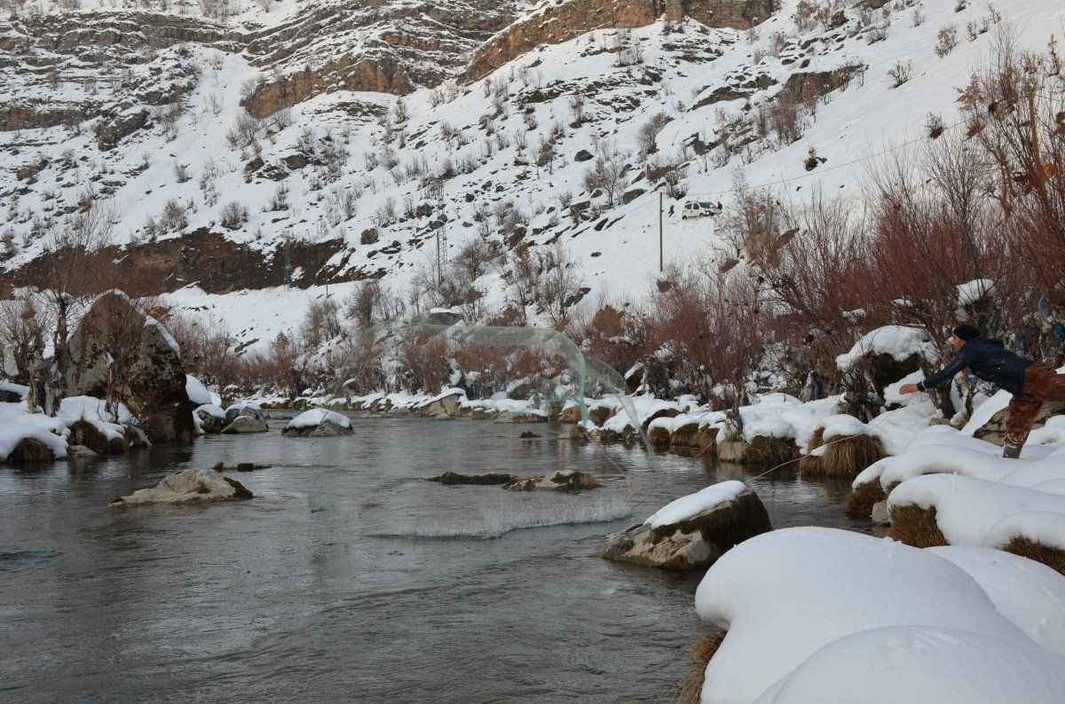 <p><strong>"ERKENDEN YOLA ÇIKIYORUZ, EKMEK PARASI"</strong></p>
<p>Bazen kilolarca balık tutuklarını, bazen de hiç balık tutmadıklarını ifade eden Gükçe, "Meslek haline getirdim artık. Yaz-kış demeden balık avlıyoruz. Tulumlar sayesinde üşümüyoruz, ama buz gibi hava bizi etkiliyor. Ekmek parası. Bu yüzden balık tutmak için erkenden çıkıyoruz. Bazen hiç yakalamıyoruz. Bazen de çok yakalıyoruz." dedi.</p>