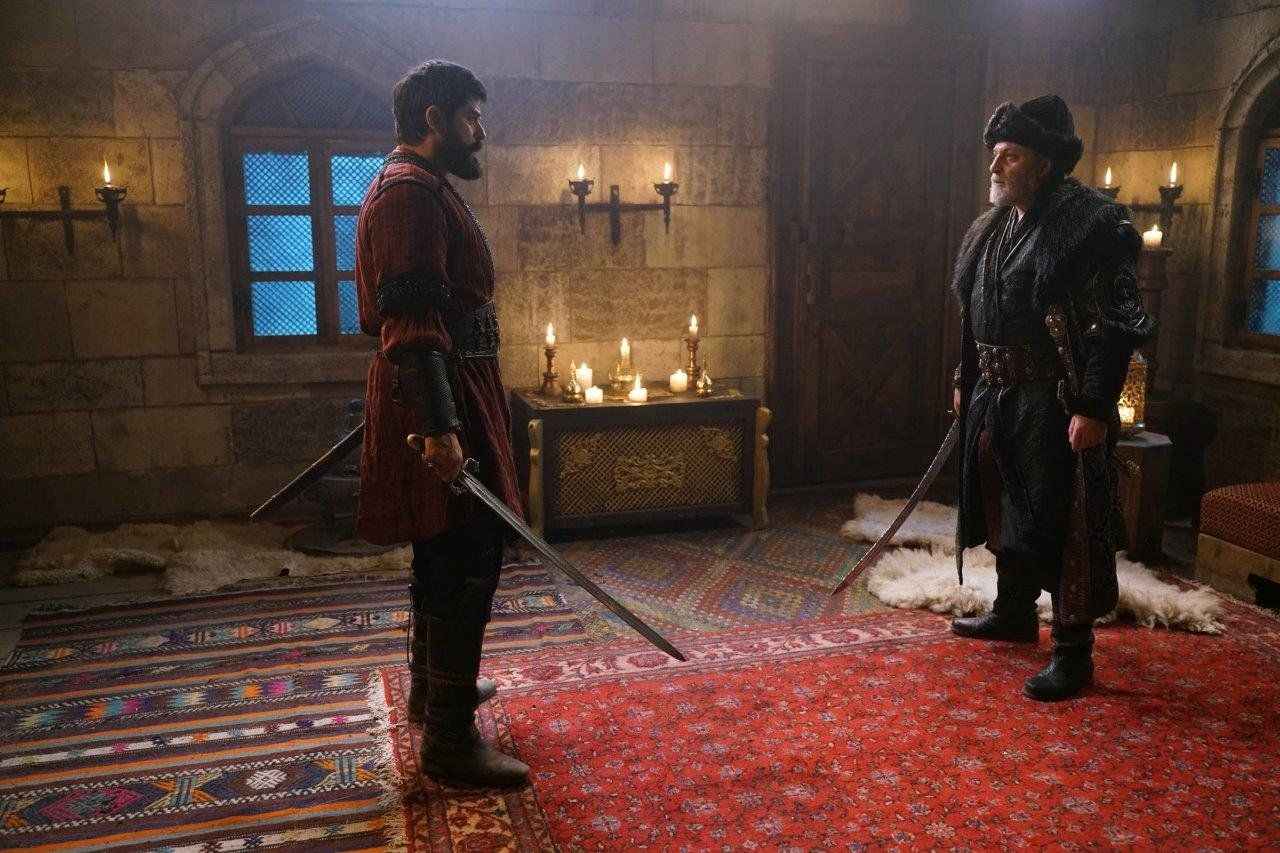 <p>Gündüz Bey, bu yeni fetih sayesinde beylik iddiasını güçlendirmeye çalışırken, Osman Bey'in ölümle pençeleşen Selcan Ana'yı görmek isteyeceğini düşünen Vezir Alemşah hain bir tuzak kurdu. Ancak Osman Bey, kurduğu strateji ile Vezir Alemşah'ı eline geçirip hesap sorar!</p>
<p></p>