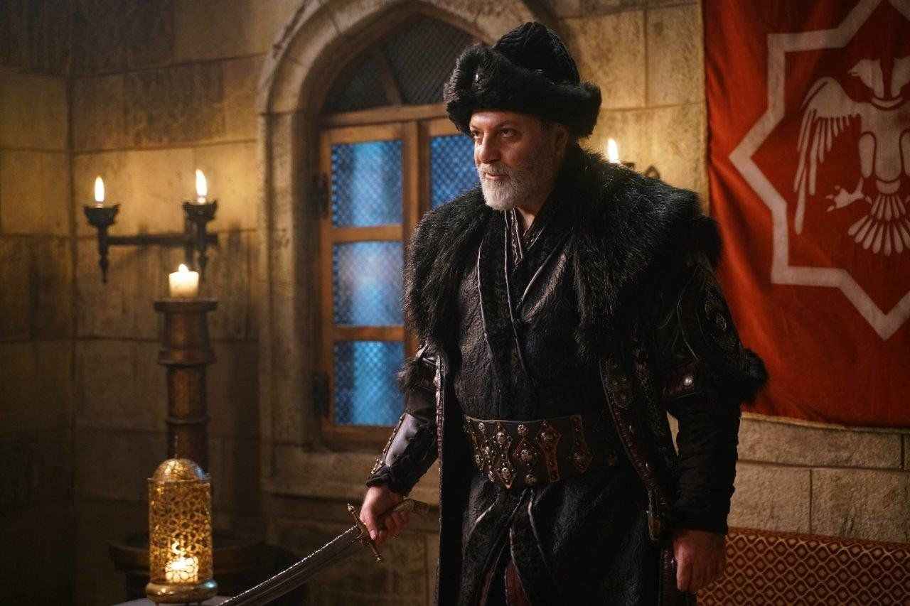 <p>Harmankaya Kalesi'nin Kayıların kontrolüne geçmesi bölgedeki dengeleri nasıl değiştiriyor?</p>
<p>Osman Gazi, Selçuklu sarayından nasıl kaçacak? Osman Bey, Sultan Mesud'a düzenlenen suikastın ardındaki gerçekleri ortaya çıkarabilecek mi?</p>
<p>Geyhatu'nun Anadolu'yu karıştıracak büyük planı nedir?</p>