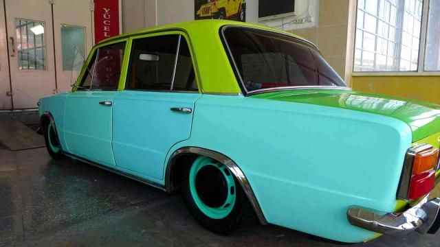 <p>Yapım aşaması çok kolay bir olay değil, emek isteyen bir iş. Tüm parçaları farklı renklere boyadığımız için epey uğraştırdı ancak sonuçta iş bittikten sonra güzel bir görsellik oluştuğunda insan memnun oluyor" dedi.</p>