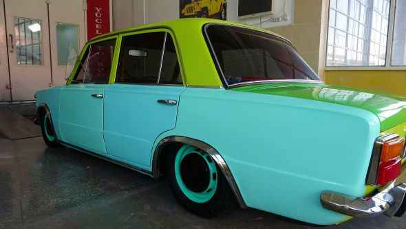 <p>Bu işin içerisinde olduğum için en ufak sorununda müdahale ediyoruz. ilerleyen zamanlarda tekrardan komple söküp, bu sefer yeşilin daha farklı tonlarında boyamayı düşünüyorum. Araç ruhsatta yeşil olduğu için trafikte şuan için bir sıkıntı olmadı" diye konuştu.</p>