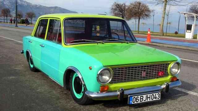 <h3 class="accordion-title"><strong><label for="subtitle-3">"ARACI SATMAYI DÜŞÜNMÜYORUM"</label></strong></h3>
<p class="accordion-p">Araca ilginin oldukça fazla olduğuna değinen Yücel, "En son 6-7 kişi aracın kaportasının üzerine çıkıp fotoğraf çekiniyordu. İlgi epey fazla, trafikte durduruyorlar ve satılık olup olmadığını, renklerini soruyorlar</p>