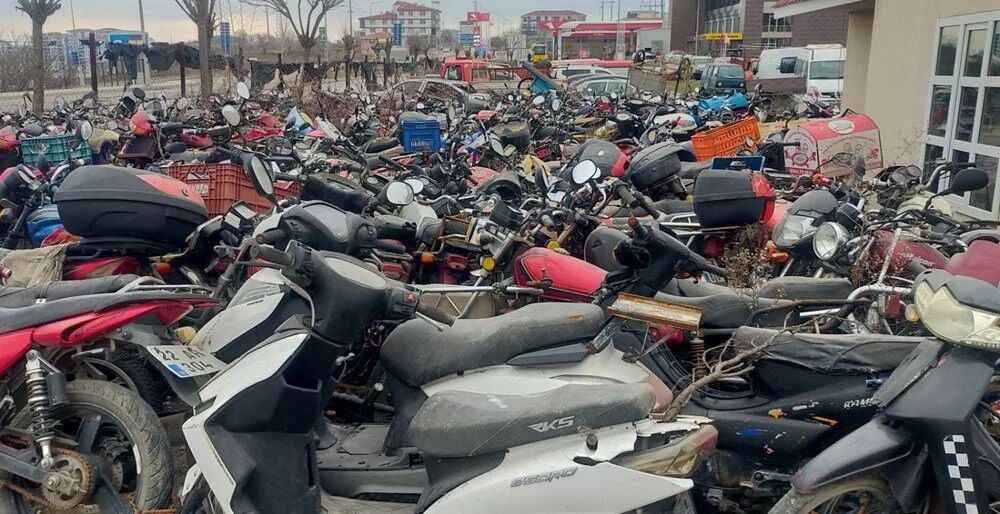 <p>Otoparkta bulunan araçların 3-4 milyon lira değerinde olduğunu söyleyen Büyüköztürk, yedieminlerdeki araçların tasfiye edilmesini istediklerini ifade etti.</p>