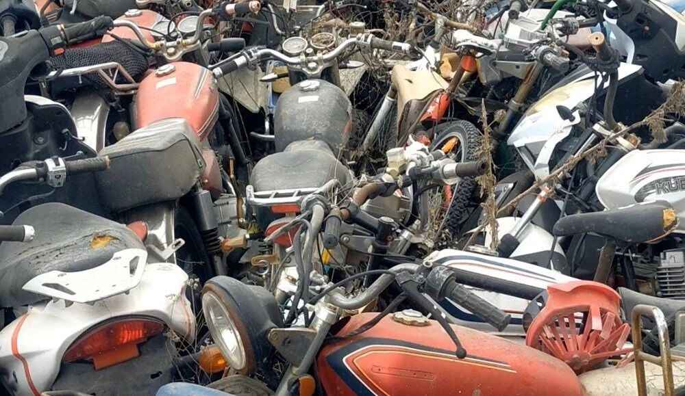 <p>Yediemin otoparklarının dolup taştığı Edirne’de, kaderine terk edilen araçlar nedeniyle otoparklar adeta otomobil mezarlığına döndü.</p>