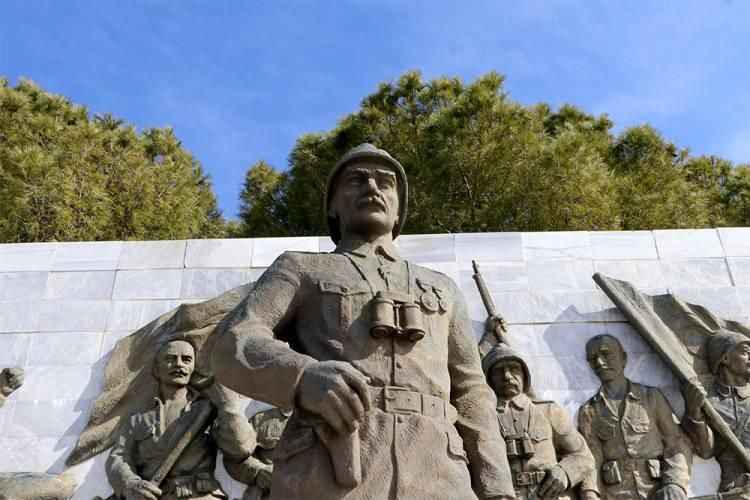 <p><strong>'TARİHİN İLHAMI İLE BÜYÜK İŞLERİ BAŞARABİLİYORUZ'</strong><br /><br /><span>İsmail Kaşdemir, köprünün büyük imza olduğunu belirterek, "Tarihimizle her zaman övünüyoruz ve tarihimizden büyük bir güç, ilham alıyoruz. Çanakkale ruhundan büyük bir ilham alıyoruz ve büyük işleri başarabiliyoruz.</span></p>