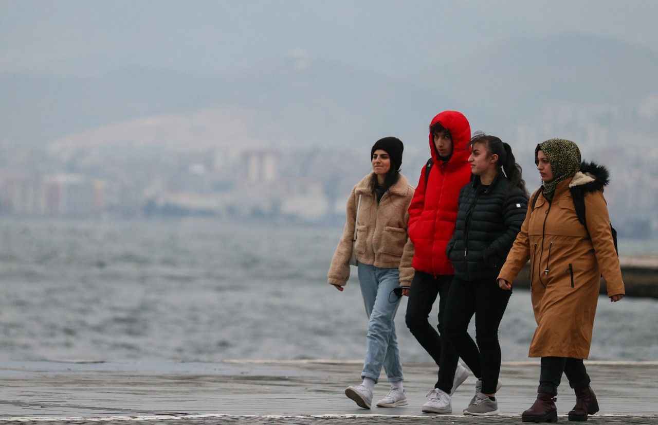 <p>Açık havada maske kullanma zorunluluğu kaldırıldı.</p>