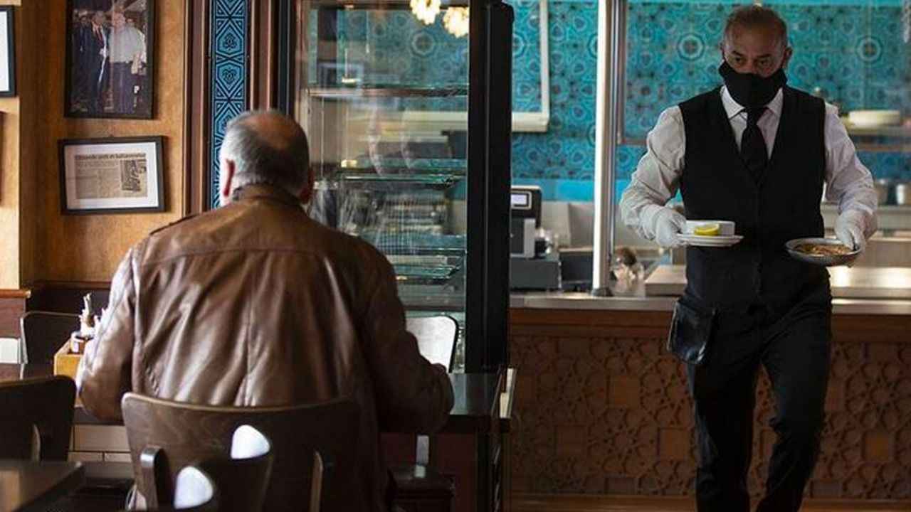 <p>Kapalı ortamlarda havalandırma yeterliyse ve mesafe kuralına uyum gösterilebiliyorsa, maske takmak artık şart değil.</p>