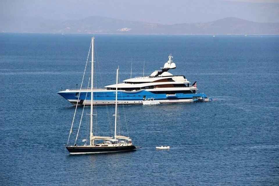 <p><strong>ALMANYA EL KOYDU</strong></p>
<p>Almanya'nın, hafta içinde Rus milyarder Alisher Usmanov'un mega yatına el koyduğu belirtildi. Tam teyit edilemeyen bu bilgiye göre, Usmanov'un yatı bakım için Hamburd'da bulunuyordu ve muhtemelen bu nedenle kaçamadı. Bu yat,  Rusya'nın 24 Şubat'ta Ukrayna'ya saldırısının başlamasından bu yana ele geçirilen ilk yat oldu.<br /><br />Alman gemi yapımcısı Lürssen'e göre, 15.917 ton ağırlığındaki Dilbar isimli yat gros ton olarak dünyanın en büyük motoryat</p>