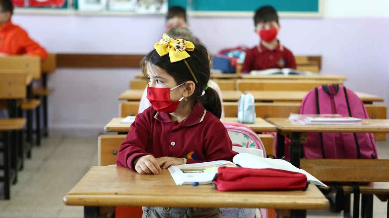 <p>Okullarda iki Kovid-19 vakası çıkması halinde sınıfların kapatılması şeklindeki uygulama kaldırıldı. Pozitif çıkan öğrencinin izole edilmesi yeterli bulunacak ve eğitim devam edecek.</p>