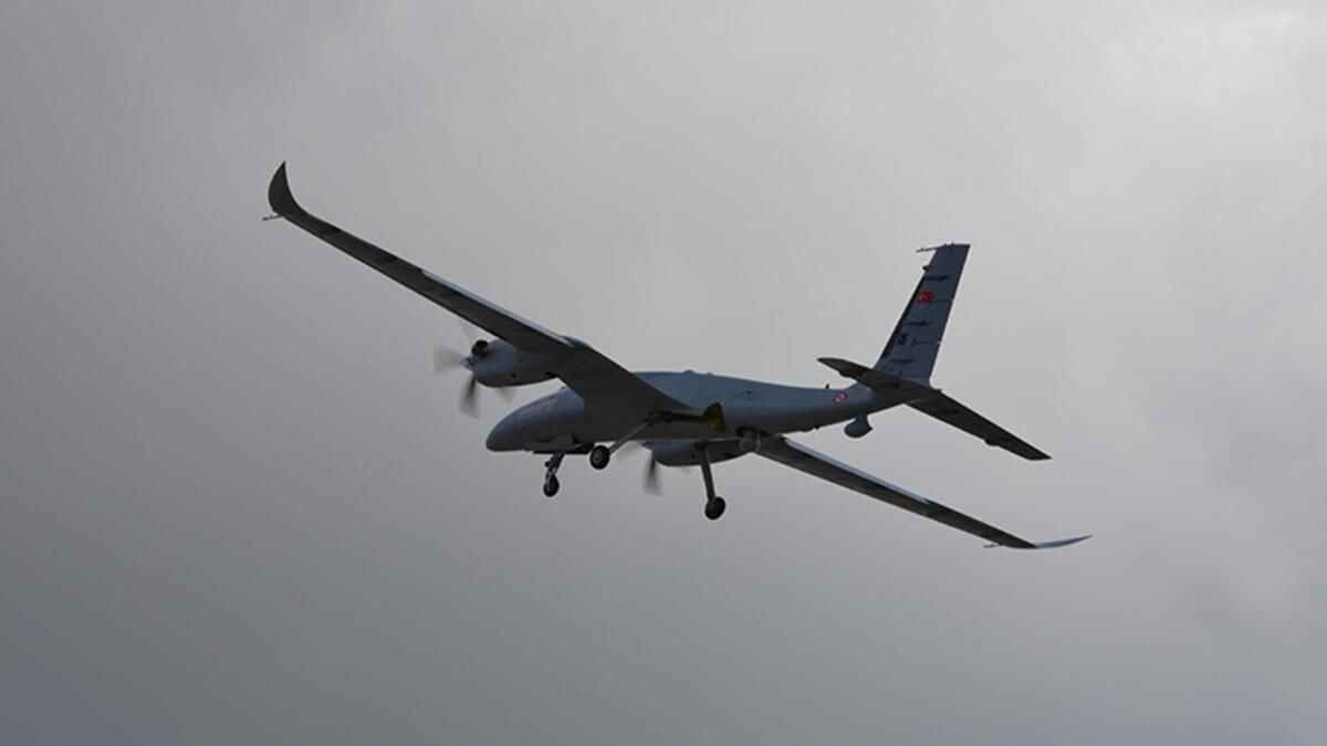 <p>Böylelikle, Savunma Sanayii Başkanlığı liderliğinde yürütülen AKINCI projesi kapsamında Baykar tarafından yerli ve milli imkânlarla geliştirilen Bayraktar AKINCI TİHA’nın (Taarruzi İnsansız Hava Aracı) B modeli gökyüzüyle buluşmuş oldu. Bayraktar AKINCI B sınıfının en güçlü ve muharebe kabiliyeti en yüksek muharip uçağı olarak hizmet verecek. </p>