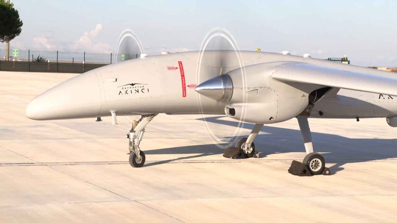 <p>Baykar Teknoloji Lideri Selçuk Bayraktar ise Twitter hesabından, "Kendi sınıfında dünyadaki en güçlü ve muharebe kabiliyeti en yüksek Taarruzi İnsansız Hava Aracı. Bugün ilk uçuşunu başarıyla tamamladı. Vatanımıza, milletimize hayırlı olsun." paylaşımında bulundu.</p>