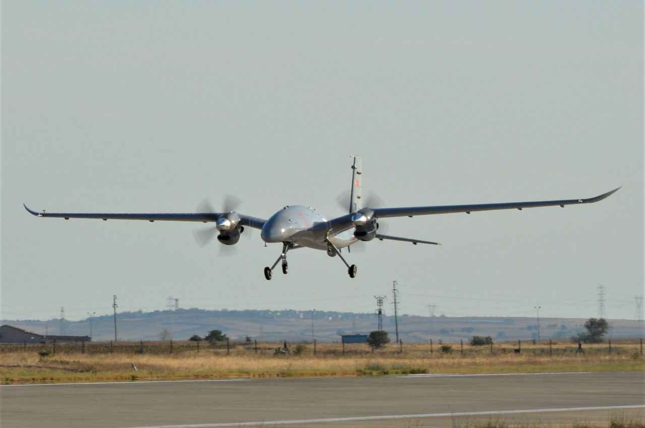 <p>Çorlu’da bulunan Bayraktar AKINCI Uçuş Eğitim ve Test Merkezi’nde gerçekleştirilen test faaliyetinde Bayraktar AKINCI B TİHA, 1 saat 16 dakika havada kaldı. Bayraktar AKINCI B ilk uçuşunda aerodinamik parametre tanımlama testlerini de başarıyla gerçekleştirdi.</p>