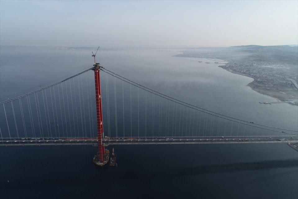 <p><strong>Simgelerin köprüsü</strong></p>
<p>Özellikleri itibarıyla "simgelerin köprüsü" olarak anılan, mühendisliğindeki detaylarla öne çıkan "dünyanın en uzun orta açıklıklı köprüsü" 1915 Çanakkale Köprüsü'nün iki ayak aralığı, Türkiye Cumhuriyeti'nin kuruluşunun 100'üncü yılına atıfla 2023 metre olarak tasarlanmıştı.</p>