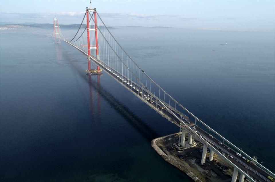 <p><span>Kınalı-Tekirdağ-Çanakkale-Savaştepe Otoyolu Projesi kapsamında yer alan Malkara-Çanakkale Otoyolu Kesimi Yap-İşlet-Devret Projesi, 89 kilometre otoyol, 12 kilometre bağlantı yolu olmak üzere toplam 101 kilometreyi buluyor.</span></p>