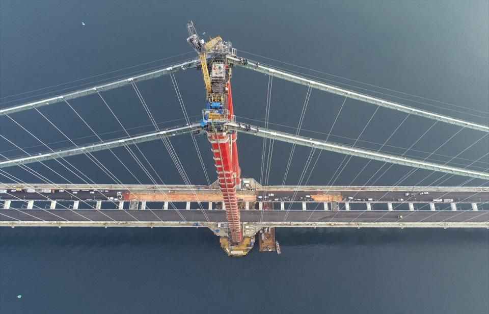 <p><strong>Seyit Onbaşı'nın top mermisi zirveye yerleştirilecek</strong></p>
<p>Projede, tabliye boya ve rüzgar bariyerlerinin montaj çalışmaları devam ediyor.</p>