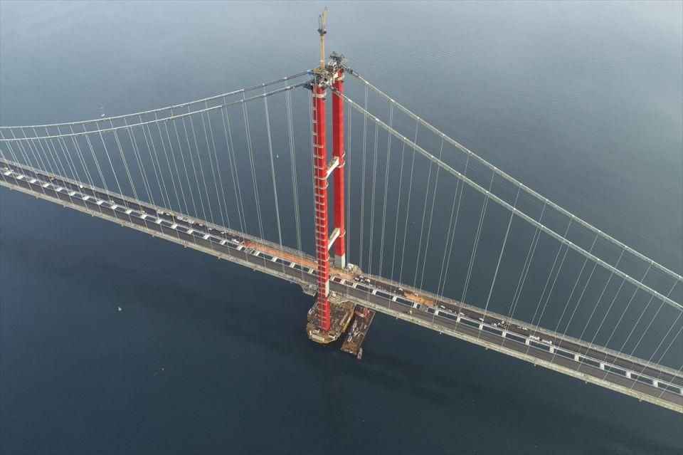 <p><span>Proje kapsamında bir asma köprü, iki yaklaşım viyadüğü, iki betonarme viyadük, 6 alt geçit köprüsü, 6 hidrolik köprü, 43 üst geçit, 40 alt geçit, çeşitli ebatlarda 236 menfez, 12 kavşak, 4 otoyol hizmet tesisi, iki bakım işletme merkezi ve 5 ücret toplama istasyonu inşa edildi.</span></p>