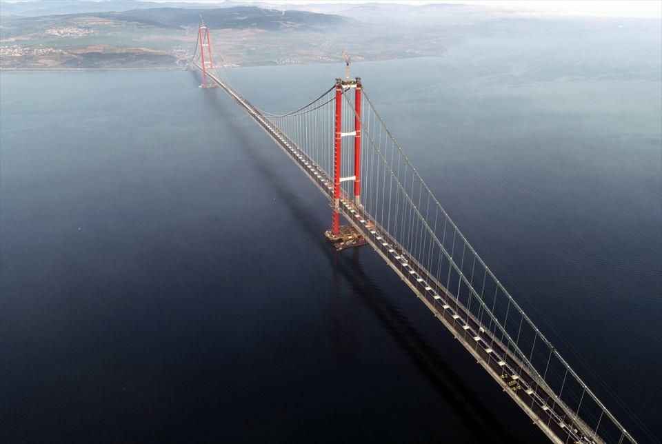 <p><span>Kule keson temellerinin konumlandırıldığı alandaki deniz tabanında zemin iyileştirmesi için Asya Kule'de 165, Avrupa'da ise 203 olmak üzere 2,5 metre çapındaki 368 çelik kazık çakıldı.</span></p>