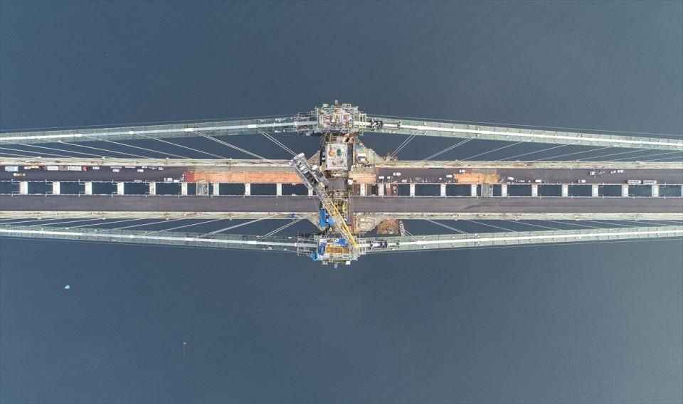 <p>318 metrelik çelik kulelerin üzerine yerleştirilecek 16 metre uzunluğundaki, Seyit Onbaşı'nın Çanakkale Savaşı'nda namluya sürdüğü top mermisini temsil eden mermi figürü Çimtaş firması tarafından Gemlik fabrikalarında hazırlanıyor.</p>
<p> </p>