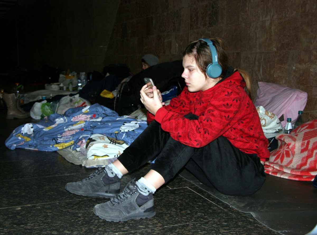 <p>Rus ordusu başkent <a href="https://www.dirilispostasi.com/haberleri/kiev" class="tag-link" title="Son dakika Kiev haberleri" target="_blank" rel="noopener">Kiev</a>’e ilerlerken, yer yer sivil yerleşim yerlerinin bulunduğu noktalar da hedef alınıyor.</p>