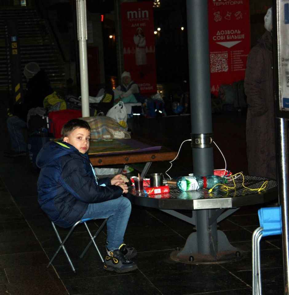 <p><strong>METRO İSTASYONUNA SIĞINDILAR</strong></p>