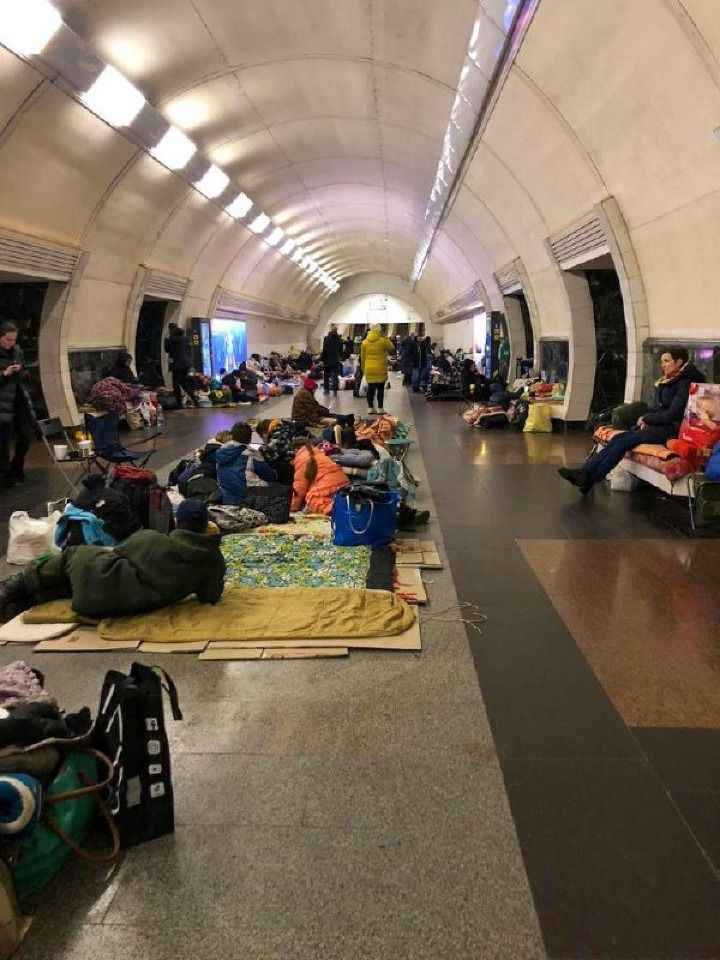 <p>Rus işgaline karşı yaklaşık 1 milyon kişi ülkeyi terk ederken, bazı vatandaşlar da sığınaklarda yaşam mücadelesi veriyor.</p>