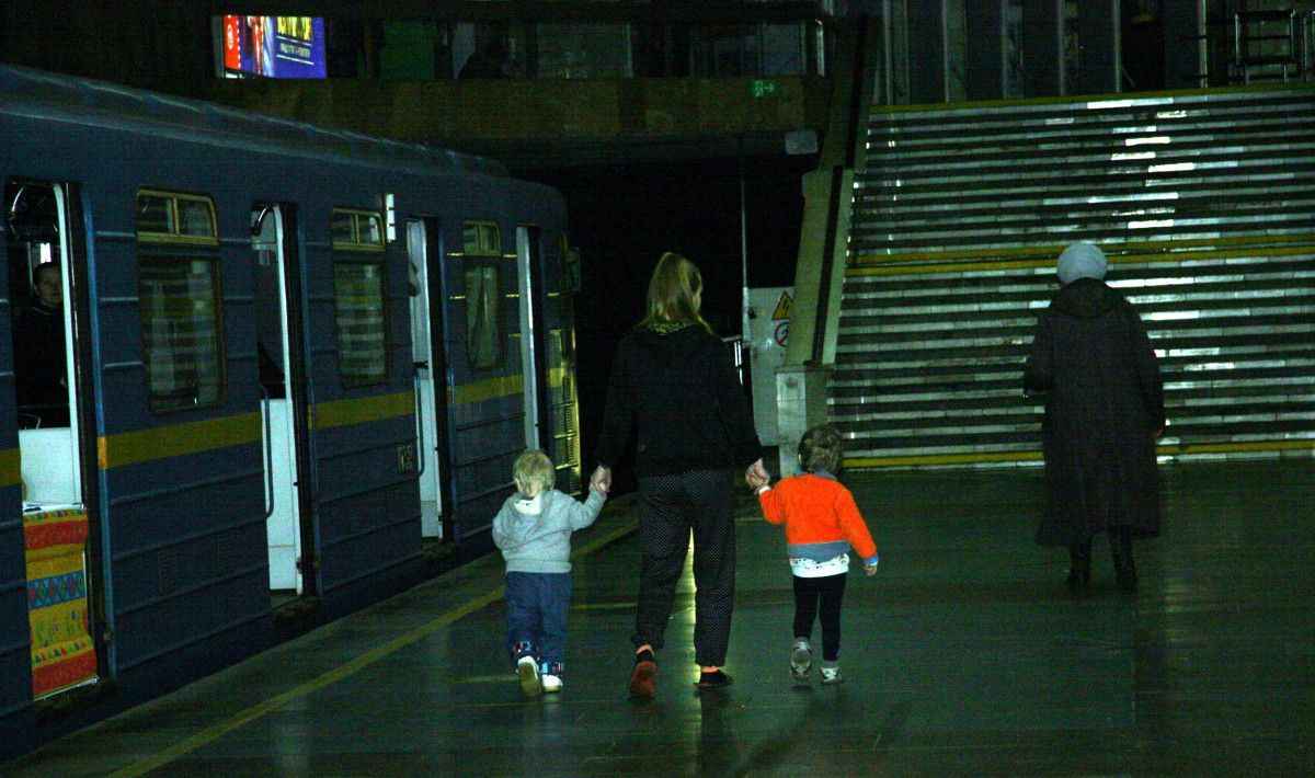 <p>Siviller ise <a href="https://www.dirilispostasi.com/haberleri/kiev" class="tag-link" title="Son dakika Kiev haberleri" target="_blank" rel="noopener">Kiev</a>’de bulunan metro istasyonlarında bombardımanlardan korunmaya çalışıyor.</p>