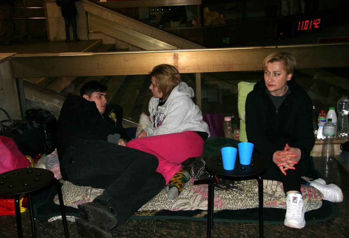 <p>Fotoğraflarda, birkaç bavula sığdırabildikleriyle metro istasyonlarına akın eden kadın, çocuk ve yaşlılar yer aldı.</p>