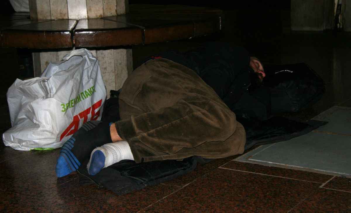 <p>Ukrayna İçişleri Bakanlığı, bombardımanlardan korunmak için metro istasyonlarına sığınan sivillerin fotoğraflarını yayınladı.</p>