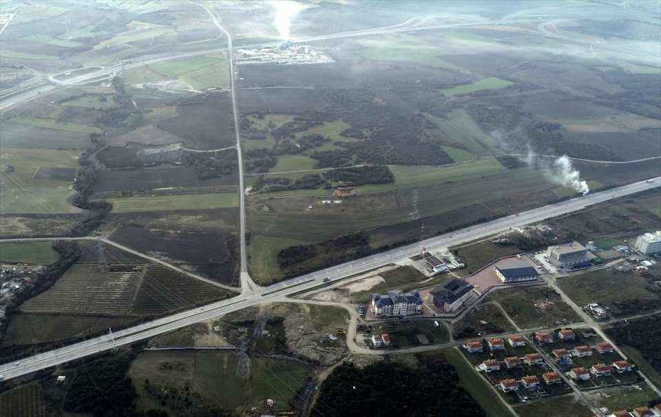 <p>Köprünün kule bağlantıları ve unsurları, Türk bayrağına atfen kırmızı ve beyaz yapıldı. Her iki yakada kulelerin üst kısmı, Seyit Onbaşı'nın Çanakkale Savaşı'nda namluya sürdüğü top mermisini temsil edecek şekilde inşa edildi.</p>
<p>İki ayak aralığına ilaveten 770'er metre yan açıklıklar, 365 ve 680 metrelik yaklaşım viyadükleriyle Çanakkale Boğazı'nın ilk asma köprüsünün uzunluğu 4 bin 608 metreyi buluyor.</p>
<p>"2x3" şeritle hizmet verecek köprünün tabliyesi 3,5 metre yüksekliğe ulaşıyor. Tabliyenin her iki tarafında inşa edilen yürüme yolları, bakım ve onarım amacıyla kullanılacak.</p>