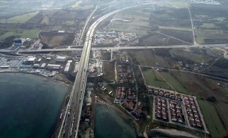 <p><span>Ana kabloyu dış etkilerden de koruyacak tel sargı çalışmaları sürüyor.</span></p>