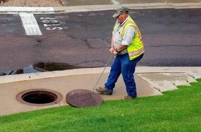 <p>Colorado Springs'te acil bir çağrı yetkilileri harekete geçirdi. Bölge halkı rögardan gelen tuhaf sesler üzerine yetkilileri aradı. Çıkan sonuç herkesi şaşırtsa da çoğu kişi durumu normal karşıladı.</p>