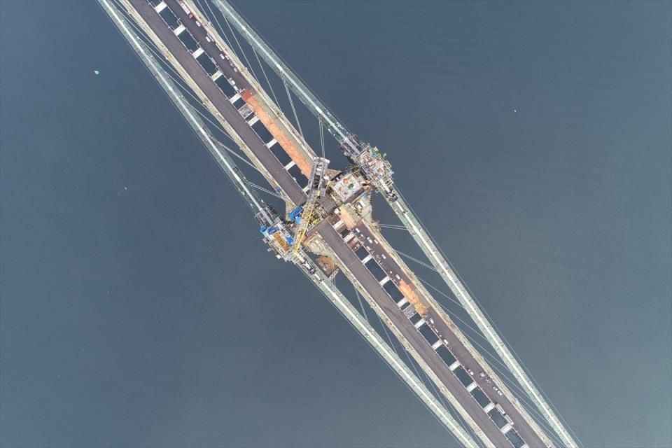 <p>1915 Çanakkale Köprüsü hariç, otoyol kesimi ve yaklaşım viyadüklerinin tamamı aşınma seviyesinde tamamlanırken asma köprüdeki üstyapı imalatları gerçekleştiriliyor.</p>
<p> </p>