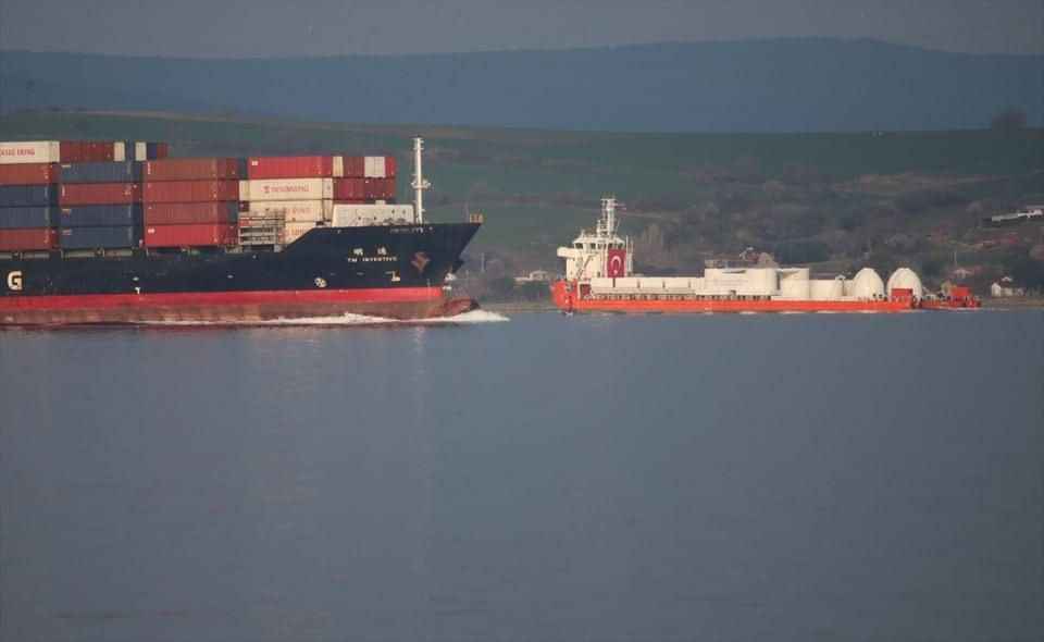 <p><span>1915 Çanakkale Köprüsü kulelerinin üzerinde yer alacak top mermisi figürlerini taşıyan geminin yarın sabah 09.00 civarı Çanakkale'ye ulaşacağı öğrenildi.</span></p>