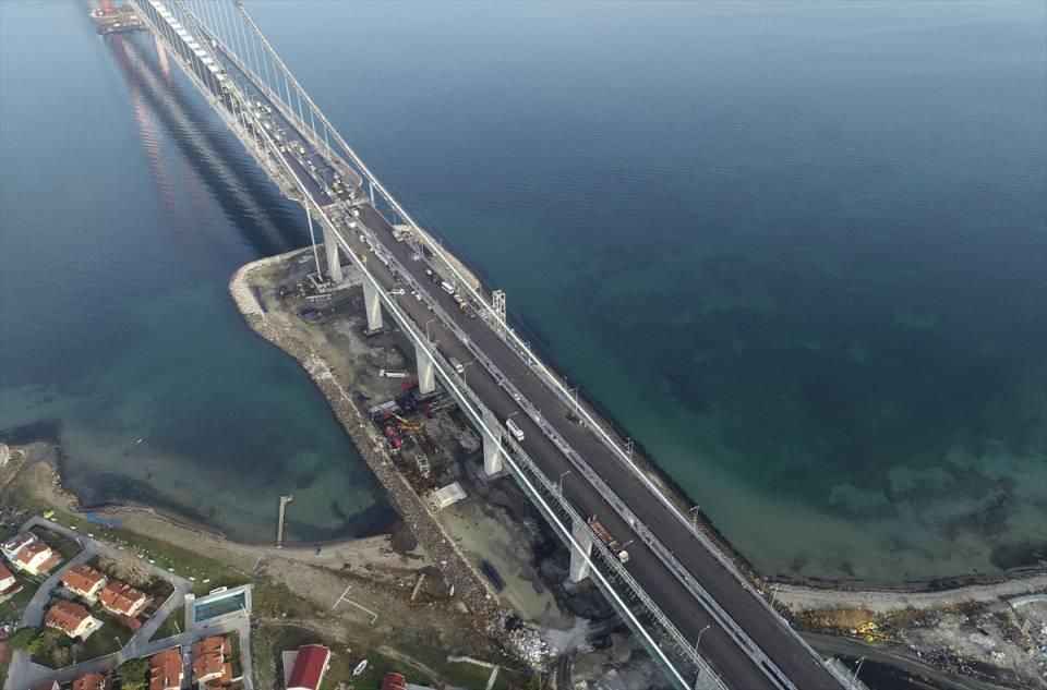 <p><strong>Ulaşımdaki entegrasyon, kaliteyi artıracak</strong></p>
<p>Otoyol ve 1915 Çanakkale Köprüsü, Türkiye ekonomisinin en gelişmiş bölgesi olan ve nüfusun önemli bir bölümünün yaşadığı Marmara ve Ege bölgelerindeki limanlar, demir yolu ve hava ulaşım sistemlerinin kara yolu ulaşım projeleriyle entegrasyonunu sağlayarak, bu bölgelerde ekonomik gelişime ve sanayinin ihtiyaç duyduğu dengeli bir planlama ve yapılanmanın oluşturulmasına imkan sunacak.</p>