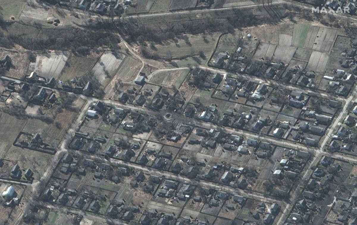 <p>Kiev'in hemen yukarısındaki Sukaçi bölgesinde saldırılar nedeniyle dev krater oluştu.</p>
<p>Uydu görüntüsünde kraterin neredeyse bir ev büyüklüğünde olduğu görülüyor.</p>
<p></p>