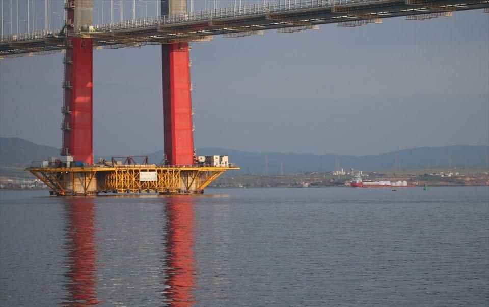 <p><span>Bugün savaş yok belki ama ilimde, fende, teknikte büyük işler başarıyoruz. İşte 1915 Çanakkale Köprüsü de bunlardan birisidir. Tarihe vurduğumuz bir mühürdür ve attığımız büyük bir imzadır" dedi. </span></p>