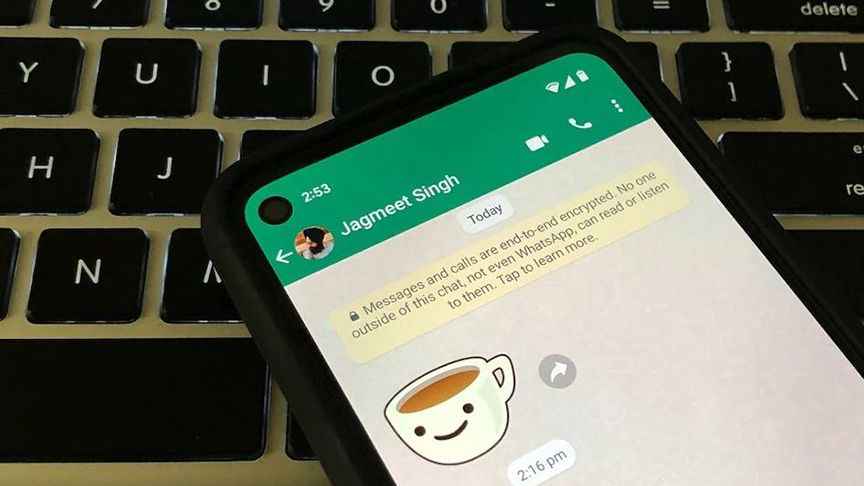 <p>WhatsApp, uçtan uca şifreleme özelliğine sahiptir. Bu özelliği sayesinde mesaj, fotoğraf, video, sesli mesaj ve belge gibi içeriklerin başka kişilerin eline geçmesine engel olur.</p>
<p>Ayrıca uygulamaya her girişinizde sizden isteyeceği şifre sayesinde üçüncü kişilerin bilgilerinize ulaşması daha da imkansız hale gelir.</p>
<p><em>Kaynak: EnSonHaber</em></p>