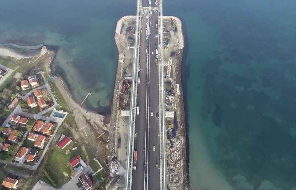 <p><span>Asma köprü ve otoyol güzergahında yapım çalışmaları devam ediyor. 1915 Çanakkale Köprüsü kule kesonlarının konumlandırıldığı alanda deniz dibi tarama çalışmaları tamamlandı.</span></p>